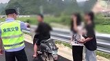 广西来宾：危险！三少年骑一辆电动车上高速，交警紧急叫停