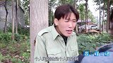 二货小伙路边乞讨，遇到俩富婆抬杠，结果满满都是套路真逗
