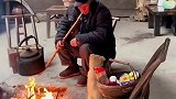 还是小时候的样子！家人围在火坑前烤火，有家人陪伴便是心之归处