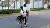 只有在清华校园才能看见，单车上的爱情，真是太纯真了！