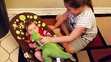 太逗这个小孩子！光是看他的这操作，就被圈粉了！