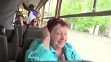 太聒噪！法国球迷公交车高歌引俄国老人捂耳朵