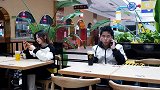 餐厅打电话恶搞，小哥的女友突然提出分手，通话内容笑喷了妹子，