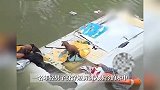 房车坠河被淹没两人被困，“短裤侠”跳入冰冷河水抡大锤砸车救人