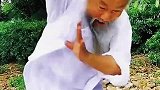 武当修行这者练气化劲，随手捡起石头一拳打碎