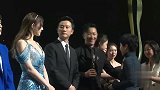 迪丽热巴肖战上台领奖，肖战低头研究奖杯表情太可爱了