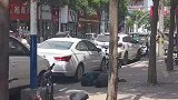 大妈想起身，却被大爷霸道揽住