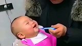 萌娃演技厉害了，一吃辅食就装睡，真是太搞笑了