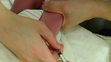 产房直击新生儿扎针，如此娇嫩一针下去，把娃哭的差点背过气去