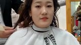 大姐嫌自己脸长，发型师设计后，简直弥补了脸型缺陷！