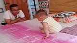 1岁的儿子和爸爸一起玩耍，爸爸的一个动作，竟把儿子吓成这样！