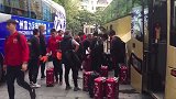 上海上港抵达越秀山 奥斯卡戴耳机走进球场