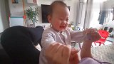8个月的宝宝像会互动的小玩具，肉嘟嘟的真好玩！