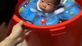 宝宝游泳这样也可以吧
