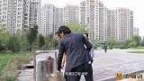 小伙乱扔快递盒，不听同事劝阻还振振有词，结果陷入骗局！