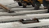 火车导轨原来是这样铺设的 涨知识了