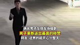 俩男子在停车场唱歌