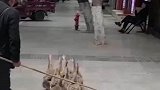 大爷赶着一群鸭子沿街售卖，有人询价鸭子反应令路人笑崩