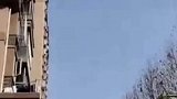 目击者谈女子20多层持续高空抛物