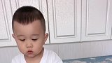 妈妈教宝贝学习，手里拿的啥把孩子吓成这样，宝宝：你几个意思！