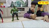 超级英雄吃了萌娃的雪糕，他们一起跳舞给萌娃看