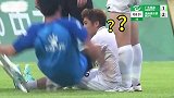 中乙球员抽筋倒地 担架员赶来时脚一滑上演“飞铲”