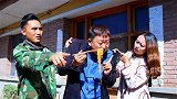 夫妻整蛊蹭吃邻居，把邻居锁在家门外，邻居怎么敲门都不开