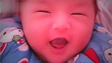 这是我见过刚出生的宝宝笑的好可爱，张着小嘴巴反应，真逗