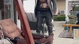 男子脚穿溜冰鞋，不懂刹车逐渐溜下坡