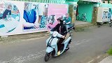 光天化日之下，男子想抢走女子电瓶车，多亏路人见义勇为！