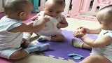 10个月三胞胎兄弟的争抢大战，亲妈也好无奈，看完不许笑！