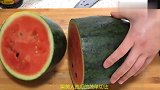 原以为是个普通的大西瓜，轻轻切开的一刻，馋哭了！