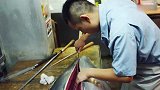 日本街头美食，大师现场分解金枪鱼，这分解技术太秀了