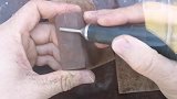 手工雕刻蝉挂件，看着很小的木料，过程并不简单