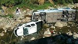 泸沽湖旅游大巴坠河致8人伤 后方皮卡车超车引发事故