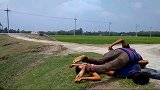 国外农村也搞笑，不信看了你就笑