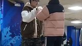 两女生跳伦巴，全程公事公办面无表情，毫无感情，全是技巧