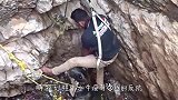 狮子坠入深井，男子不顾危险下井解救，结果会怎样呢？