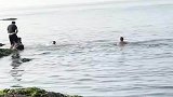 男子赶海踩空落水，好心大哥果断下海救人，当事人：当时只想先救人！