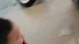 舅舅撑着大伞来接外甥