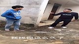 小伙叫哥们还债，想不到哥们这么机智，这次又把小伙坑了
