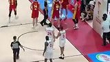 实拍场边球迷往场内扔球险些砸中杨瀚森 随后被安保架出场