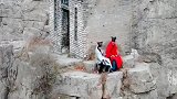 二位大侠在崖涯边上练功夫，我看你们怎么下山？