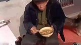 姐弟三人拿钱拿烟去看舅舅