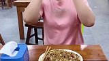 跟相亲对象第一次见面，给她夹菜没想到她居然这反应，这是嫌弃我没用公筷吗