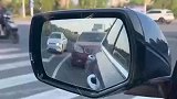 视频车展示电动后视镜，后车司机见状模仿了起来
