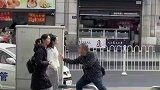 两夫妻路边起争执，这家庭地位一目了然！