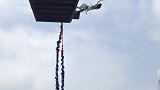 极限挑战，看傻眼了，小姐姐空翻玩蹦极，太厉害了