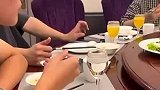 儿子当兵休假，突然出现在家庭聚餐上，家人又懵又开心