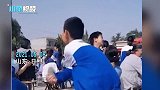 当学校组织亲子活动父母未到场，男孩的一个动作让网友直呼心酸